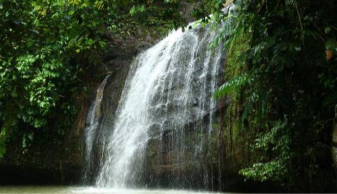 Santai Sejenak di Air Terjun Tanah Merah Samarinda