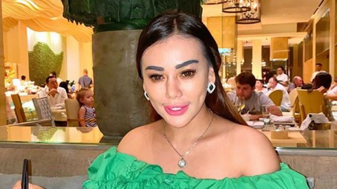 Duh! Bikin Ngilu, Pedangdut Seksi Ini Pose Busana Transparan