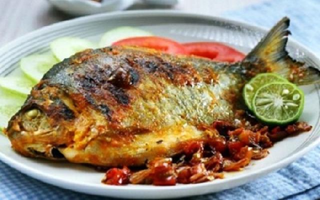 Hmm... Lezatnya Bawal Bakar Bumbu Goreng untuk Bersantap