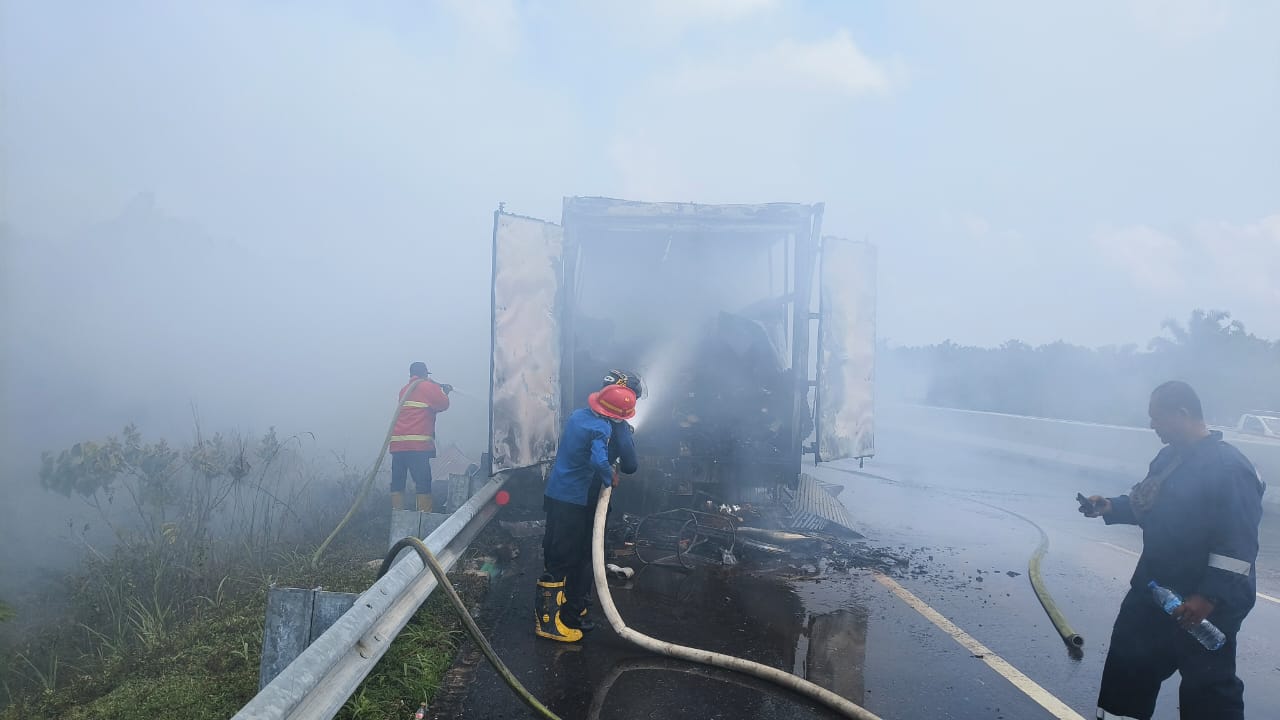 Bawa Sepeda Listrik, Truk JNE Terbakar di Tol Permai