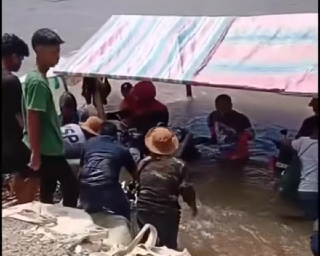 Kelebihan Muatan, Rakit Bawa Belasan Penumpang Tenggelam di Sungai Rokan