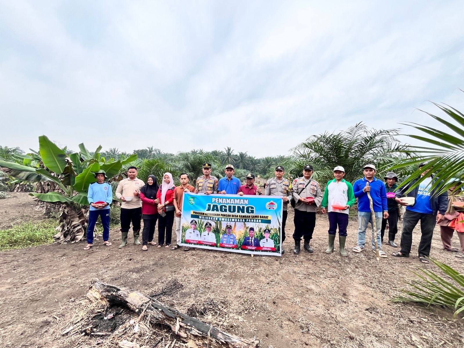 Wujudkan Asta Cita Presiden, Kapolsek Rambah Samo Bersama Kades Tanam Bibit Jagung
