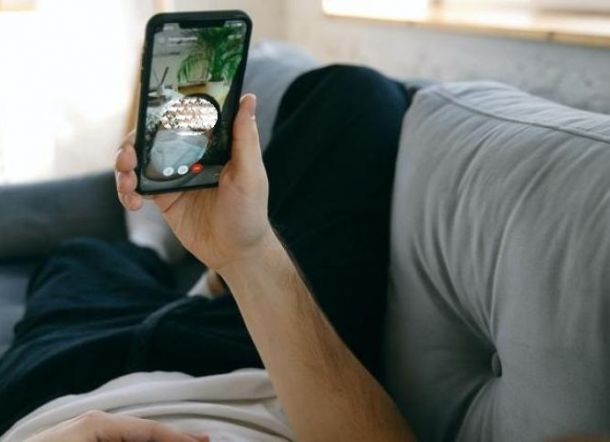 Mantan Karyawati Bank Babak Belur saat Pergoki Suami Video Call