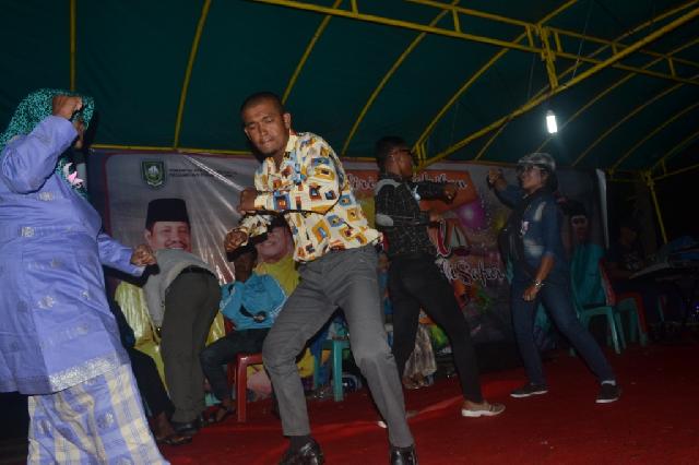 Joget Twist 60-an Meriahkan Mandi Safar di Pantai Lapin