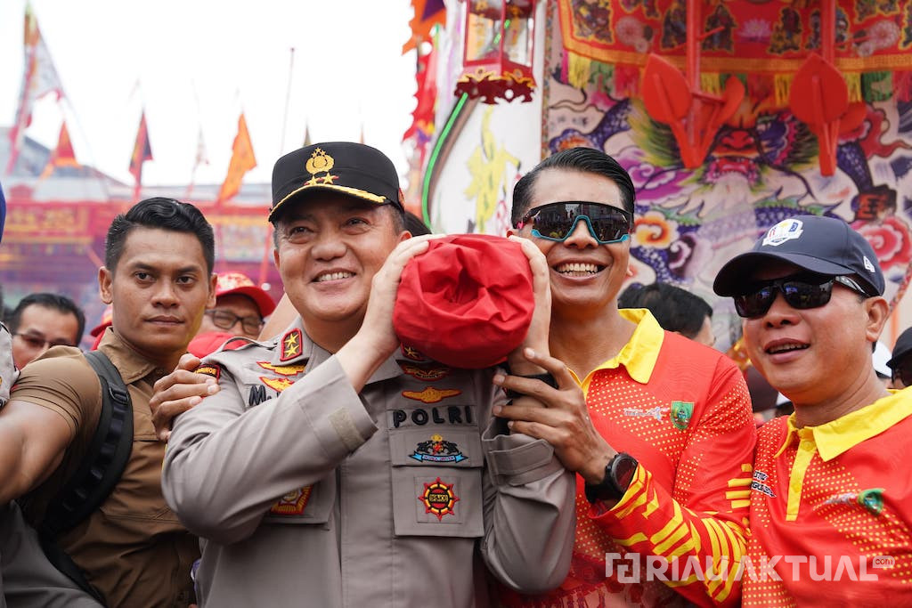 Momen Kapolda Riau Ikut Gotong Kapal Tongkang di Rohil