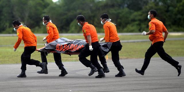 Satu jenazah penumpang AirAsia ditemukan pakai jaket pelampung