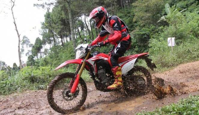 Honda CRF150L Sukses Pecundangi Kawasaki KLX150