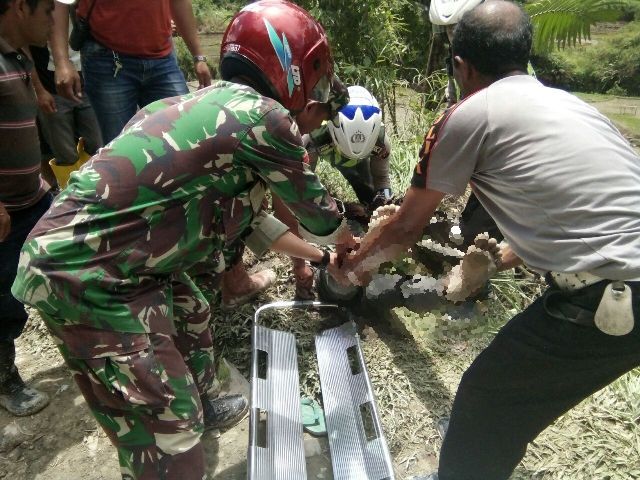 Menegangkan! Anggota TNI Evakuasi Polantas Korban Kecelakaan, Tapi Tidak Viral, Hmmm