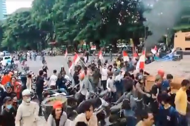 Pendemo Tolak Habib Rizieq Kocar-Kacir Dibubarkan Paksa oleh Massa