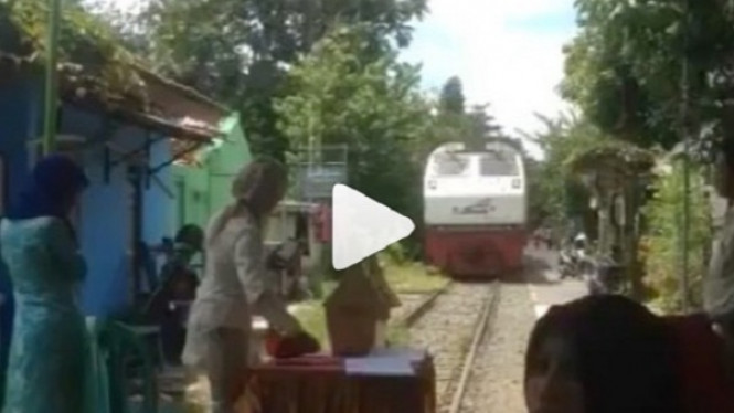 Kereta Api Muncul di Pesta Pernikahan di Atas Rel, Ini Faktanya