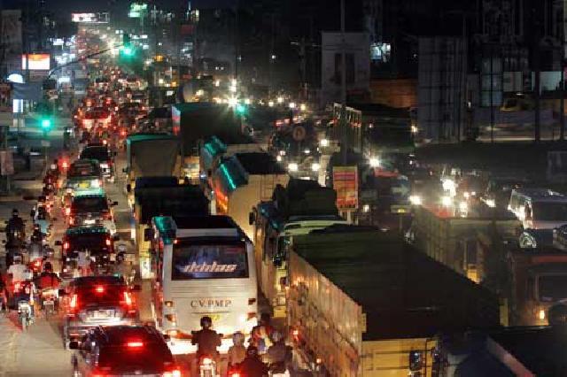 Tidak Pernah Jera, Truk Bertonase Besar Terus Melintas di HR.Soebrantas Panam