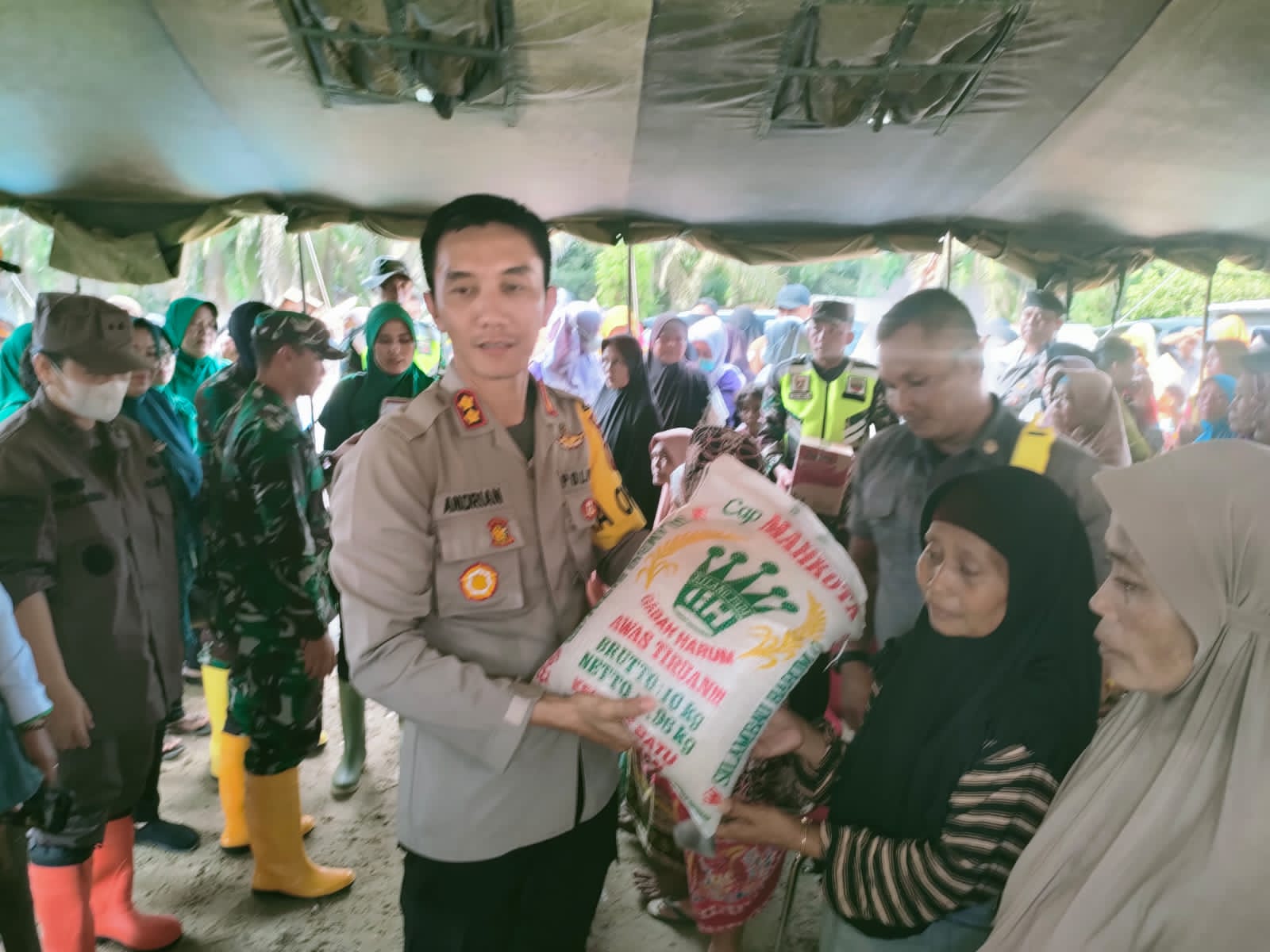 Kapolsek Rantau Kopar Serahkan Bantuan Korban Banjir, Jaga Kamtibas Jelang Pemilu