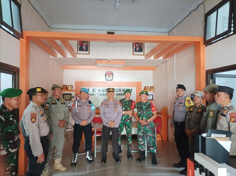 Personel Gabungan Polres Kuansing Amankan Kampanye Dialogis Paslon Cabup-Cawabup Kuansing di Kelurahan Sungai Jering