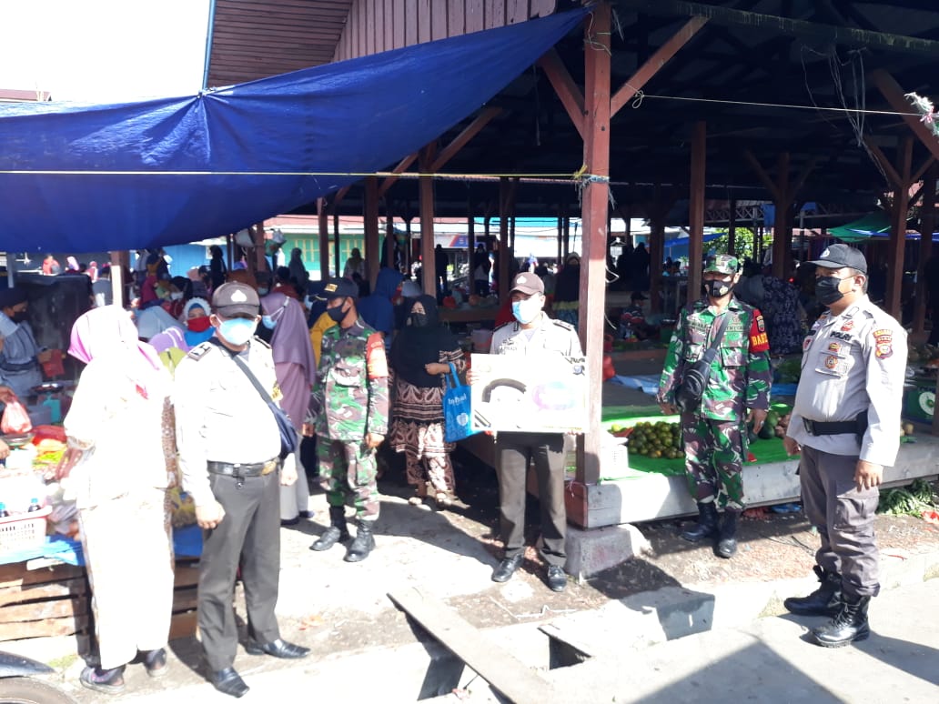 Bersama Instansi Terkait, Personil Polsek Kuala Kampar Imbau Warga Disiplin Prokes 