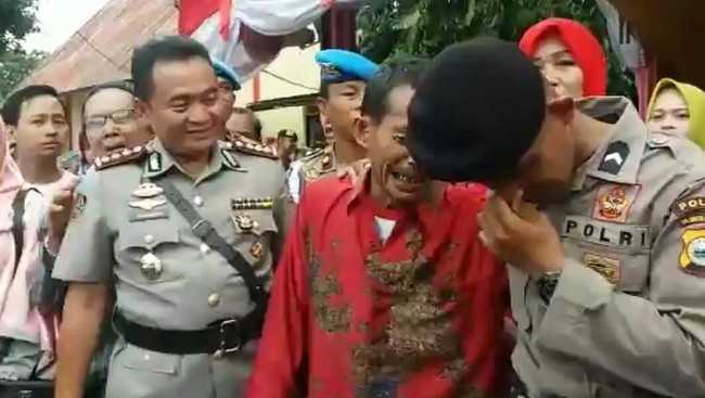 Cium Kaki Ayah, Ini Kisah Haru Anak Kuli Bangunan Jadi Polisi