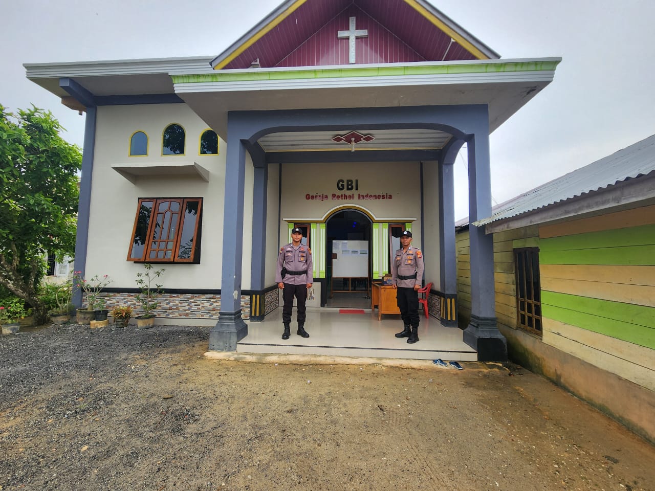 Polsek Bangko Pusako Amankan Gereja GBI Saat Ibadah Minggu,