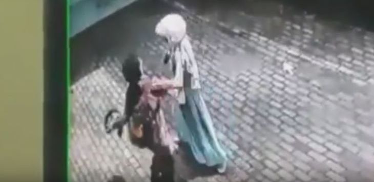 Viral, Video Dosen di Kudus Hajar dan Injak-injak Istri Berjilbab