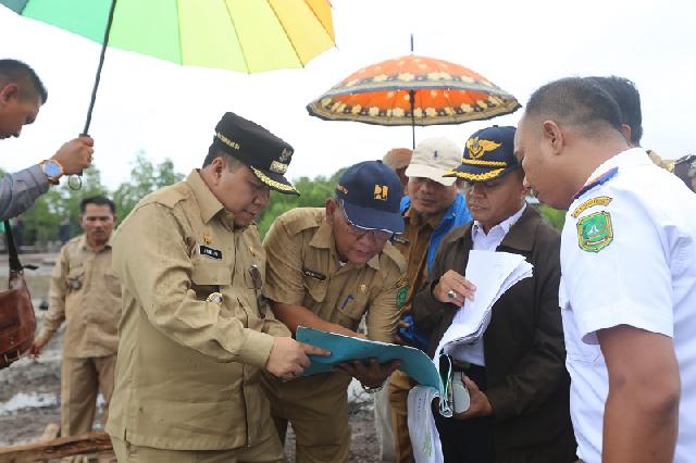 Tak Sekedar Meninjau, Bupati Irwan Juga Beri Bantuan Kepada Korban Dermaga yang Runtuh