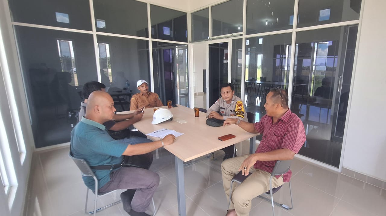 Bhabinkamtibmas Mukti Jaya Sambangi PT EMJ untuk Dukung Pilkada Damai 2024