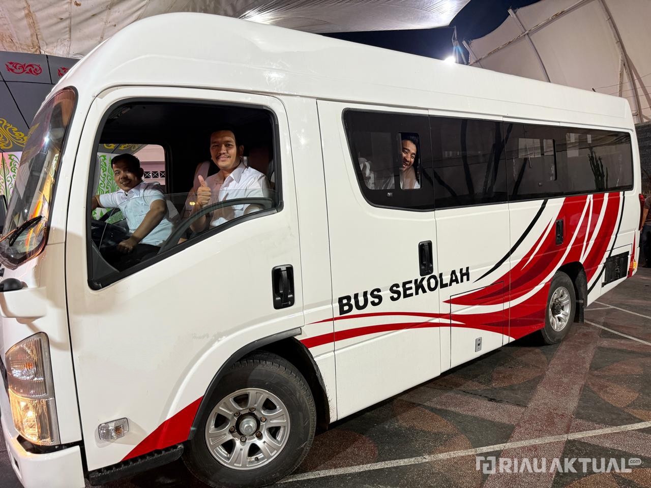 Pemko Pekanbaru Terima Bantuan 2 Unit Bus Sekolah dari Kemenhub