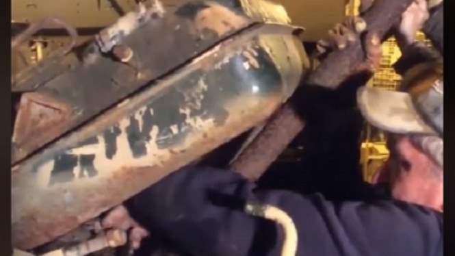 Bongkar Tank Tua, Pria Ini Temukan Emas Batangan Senilai Rp36 Miliar