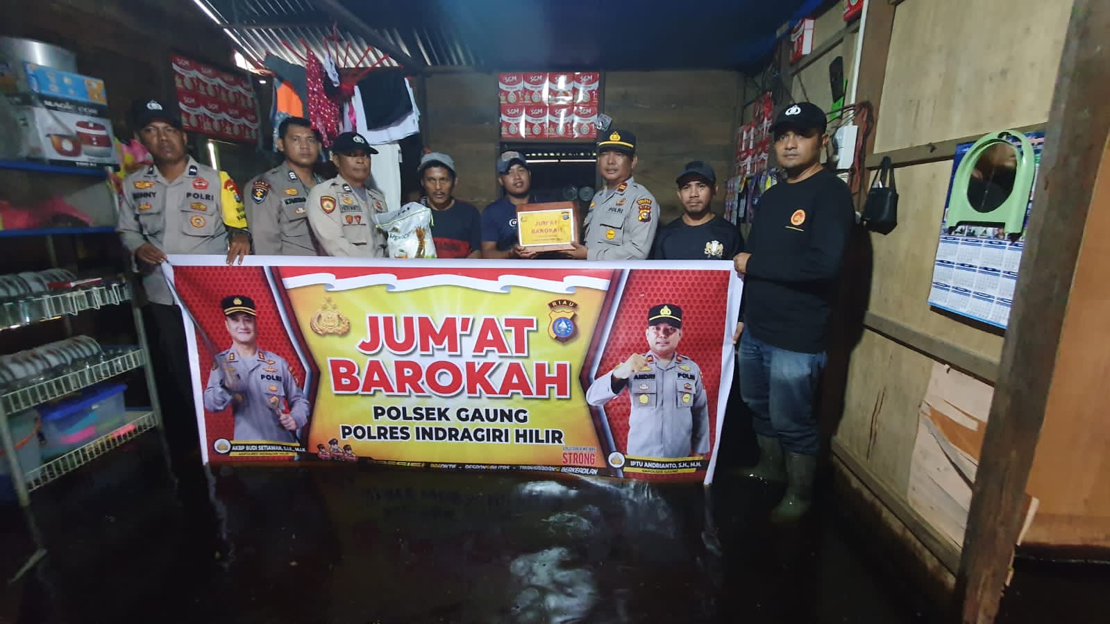 Jumat Berkah, Kapolsek Gaung Salurkan 30 Paket Sembako ke Warga Terdampak Banjir di Lahang Hulu Inhil