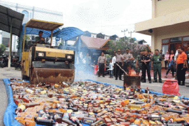 Polresta Pekanbaru Musnahkan 1600 Minuman Keras