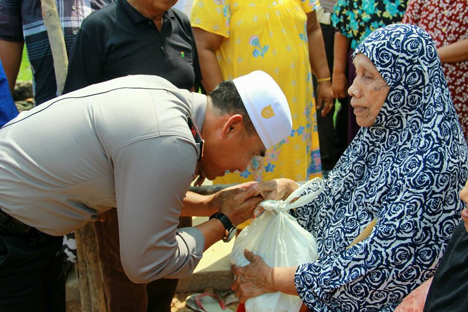 Tim Jumat Barokah Kunjungi Seorang Nenek Berusia 80 Tahun