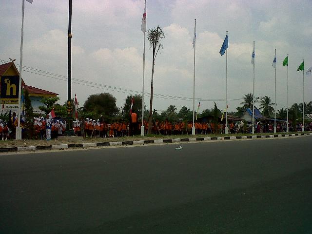 Jalan Yos Sudarso Di Ramaikan Anak sekolah Berbendera