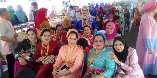 Hadiri Undangan Pakai Banyak Perhiasan, Ibu-ibu ini Bagai Toko Emas Berjalan