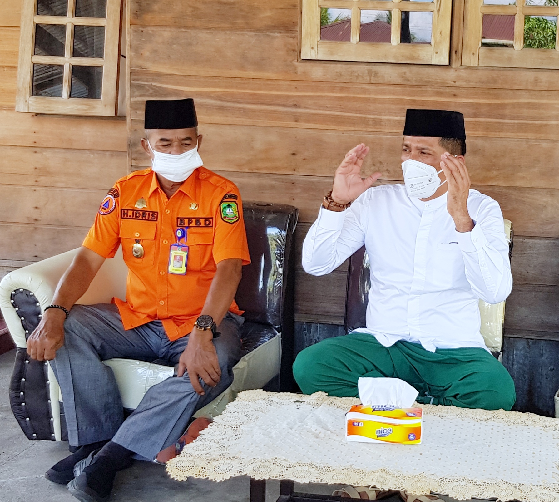 Galakan Olahraga Ditengah Masyarakat, Bupati H.M Adil Serahkan Batuan Alat Tenis Meja Pada Warga Perumbi