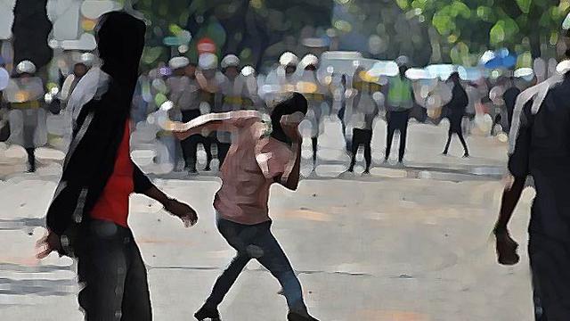 Situasi Masih Mencekam, Massa yang Bentrok di Sukabumi Masih Bertahan