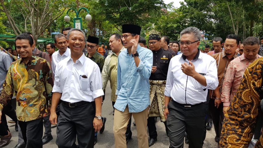 Ribuan Mahasiswa UIR Sambut Kedatangan Sandiaga Uno