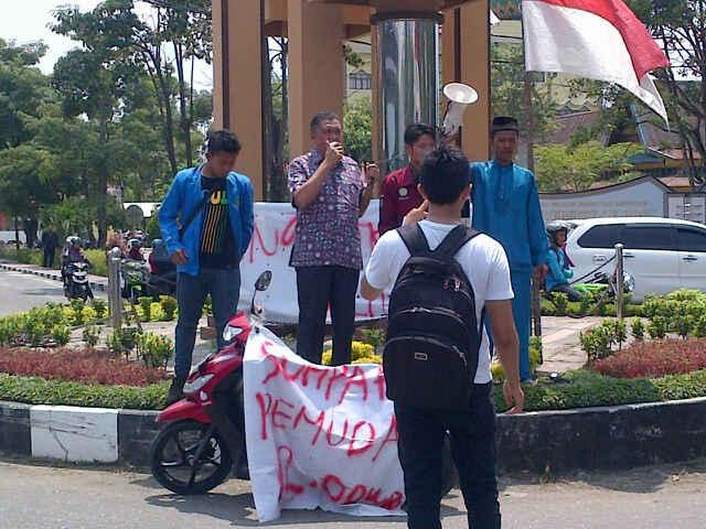  Fornt Mahasiswa UIR Blokir Jalan Depan Kampus