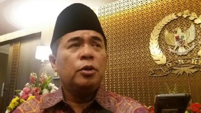 MKD Berhentikan Ade Komarudin