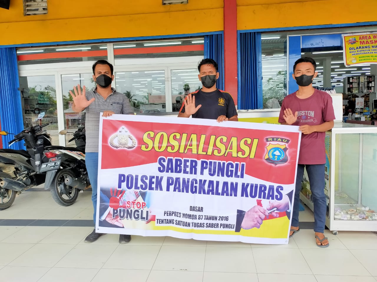 Gunakan Spanduk, Anggota Polsek Pangkalan Kuras Sosialisasikan Saber Pungli