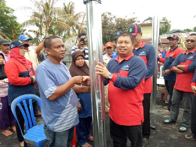 Bupati Bengkalis Serahkan Bantuan Kepada Korban Kebakaran di Sejangat