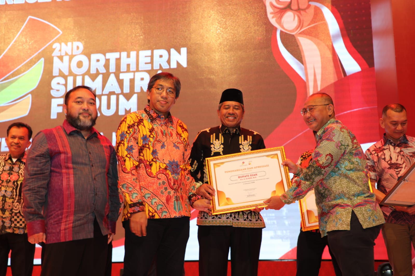 SKK Migas Berikan Penghargaan ke Bupati Siak