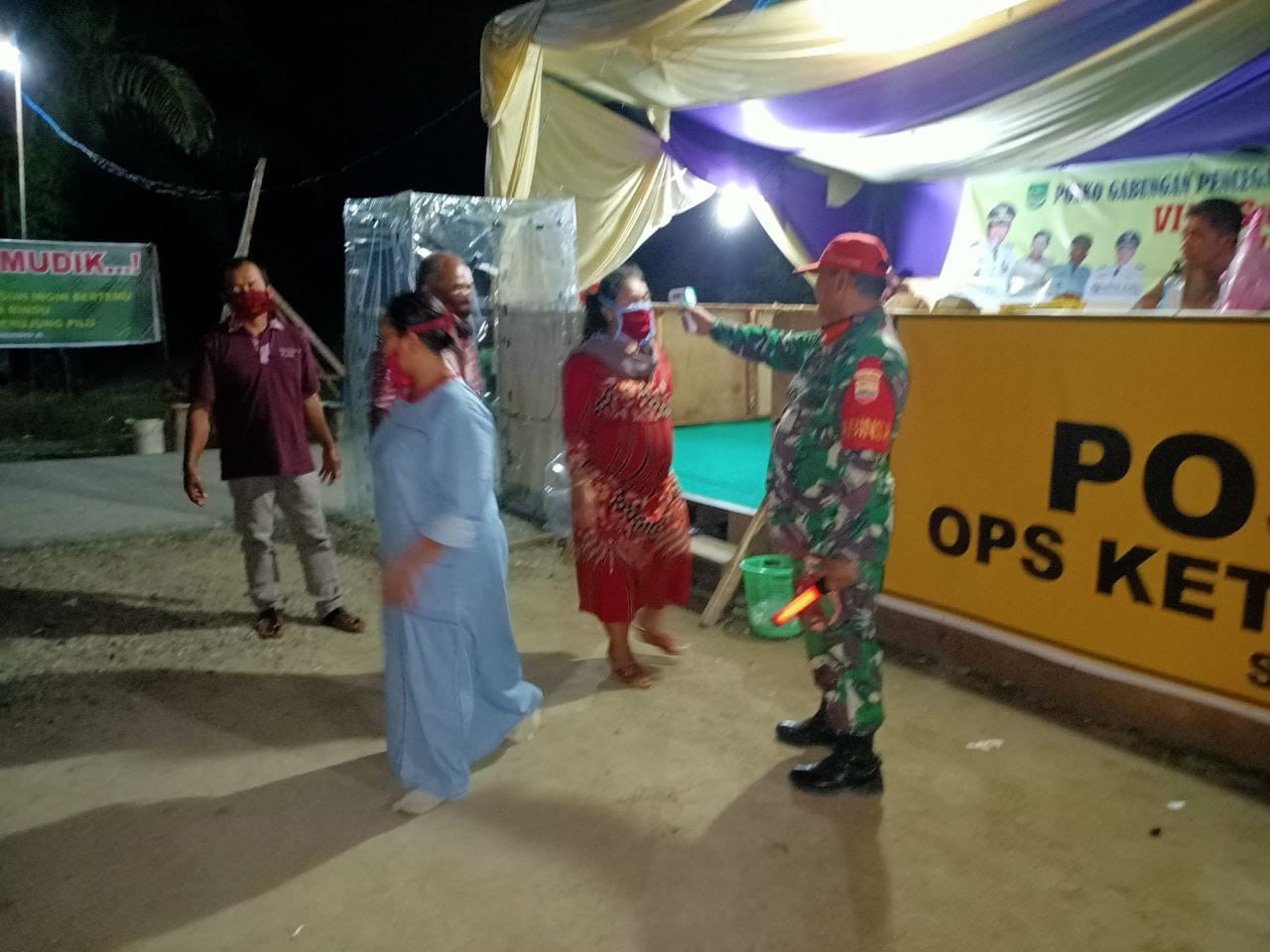 Tim Gabungan Siaga di Pos Covid 19 Simpang Kosmar