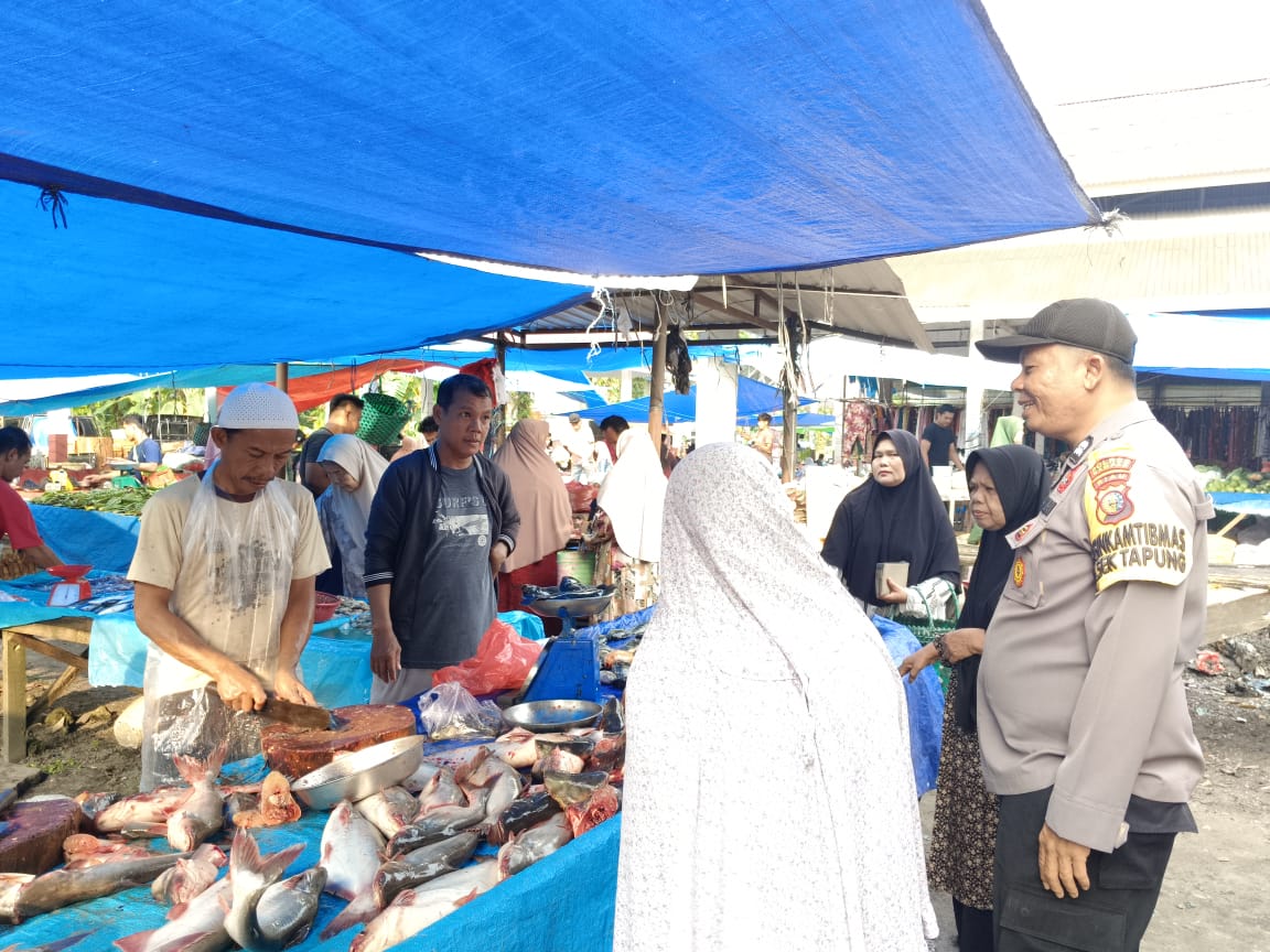 Sasar Pasar Tradisional, Polsek Tapung Sampaikan Pesan Pemilu Damai