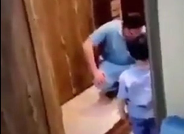 Si Buah Hati Berlari Menjemputnya, Dokter Ini Menghindar lalu Berlutut Sambil Berlinang Air Mata