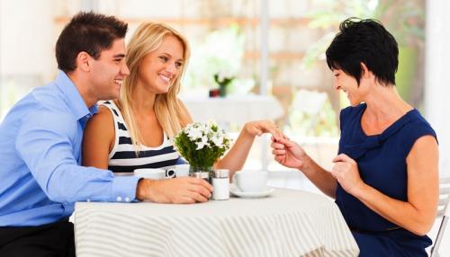 Masih Canggung Bertemu Mertua? Ini Tips yang Bisa Dicoba!