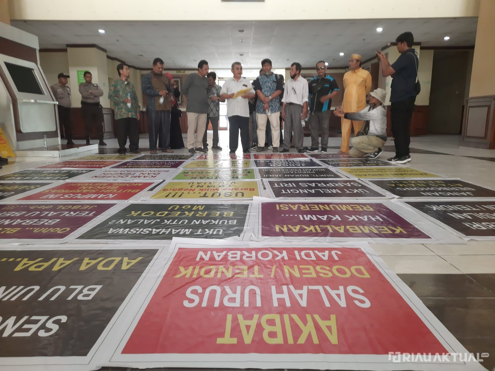 Dosen UIN Suska Riau Gelar Aksi Protes di Gedung Rektorat