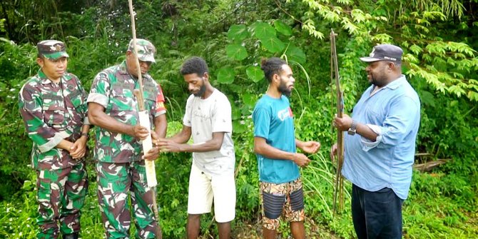 2 Anggota OPM Serahkan Diri ke Kantor Koramil