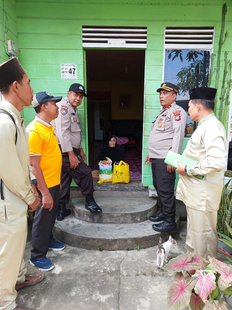 Polsek Bukit Batu Berikan Bantuan Sembako Kepada Warga Buruk Bakul