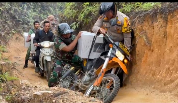 Kompaknya Polri dan TNI Kawal Logistik Pemilu di Jalan Terjal Rohul