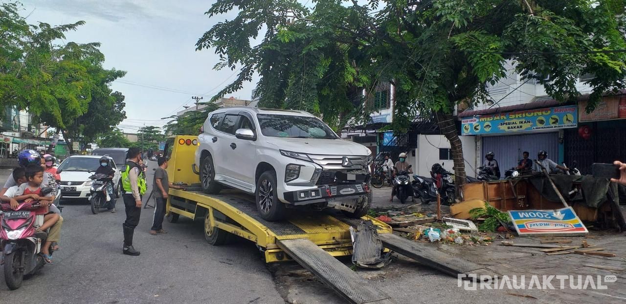 Hilang Kendali, Pajero Sport Hantam Gerobak dan Tiang Telkom