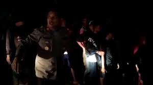 Kapolsek Disandera Ratusan Warga dan Ditikam