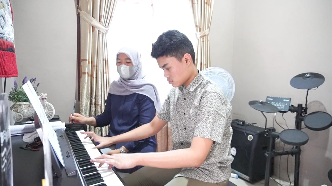 Berbakat di Bidang Musik, Ahmad Ghani Al Ghifari Bakal Ikut Kompetisi Piano Internasional di Hongkong