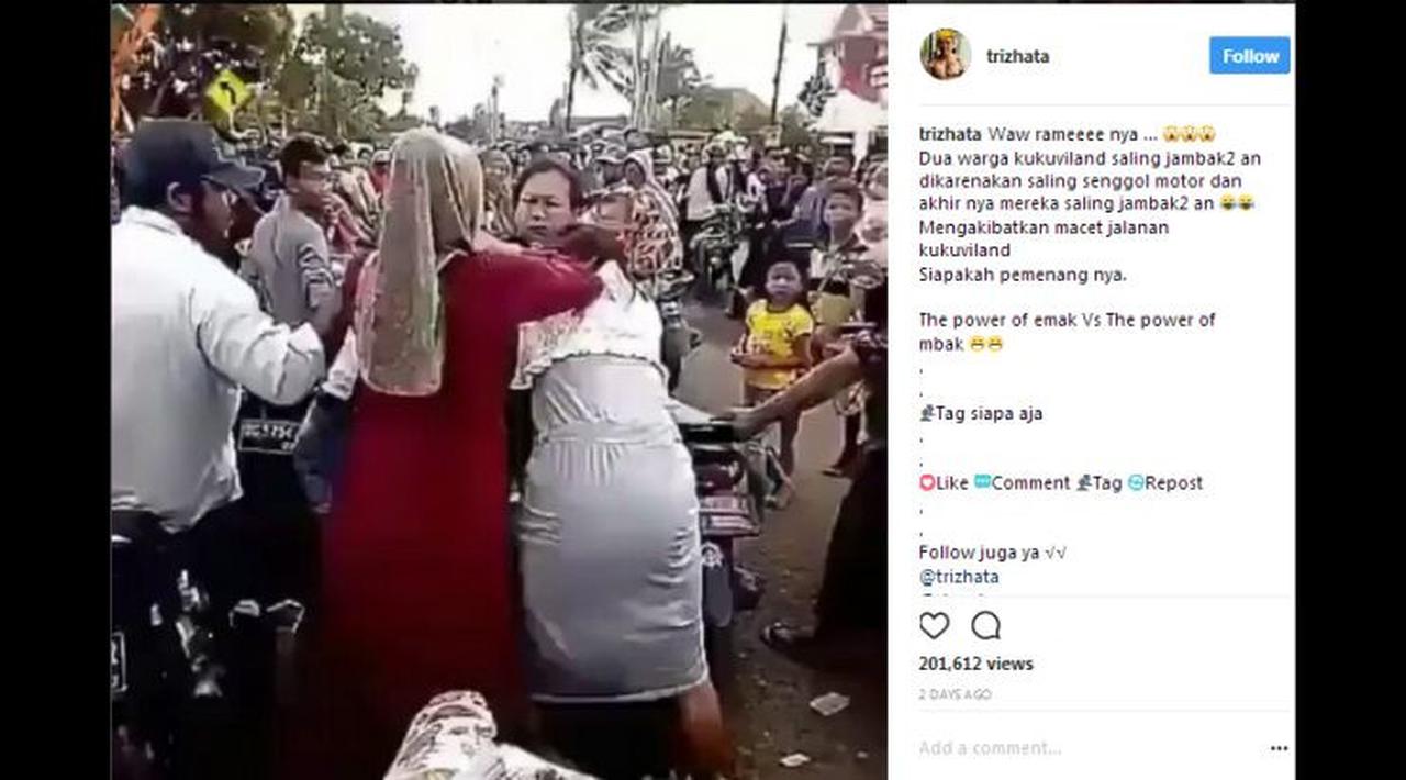 Vidio : Senggolan Motor, Emak-Emak Jambak-jambakan di Tengah Jalan